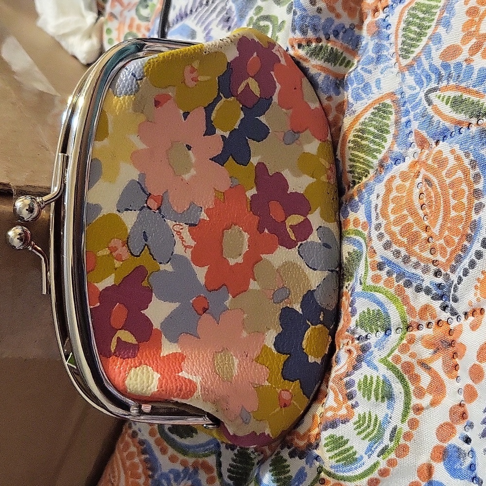 RARE COACH F60270 PEYTON FLORAL COIN PURSE (GUC) Sold As Is! Need cleaning